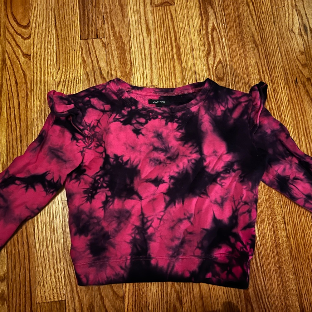 Tie-dye pink and black sweatshirt by Joe’so white ruffles on shoulders